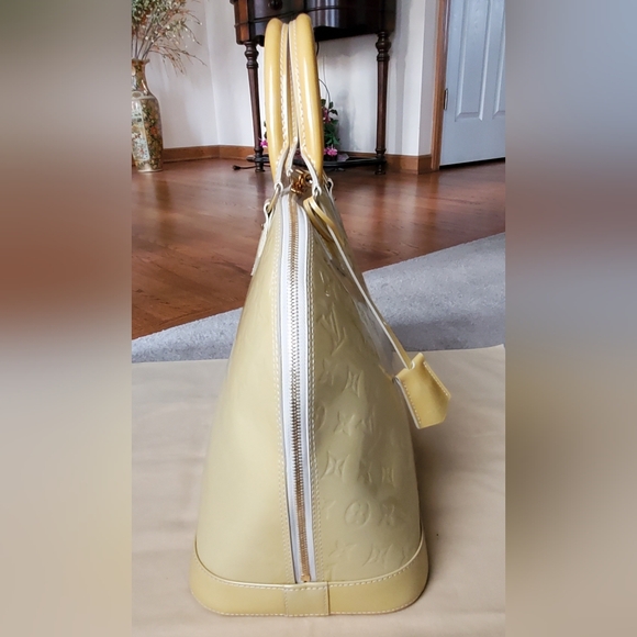 Louis Vuitton Alma GM Blanc Corail Vernis - Picture 4 of 16